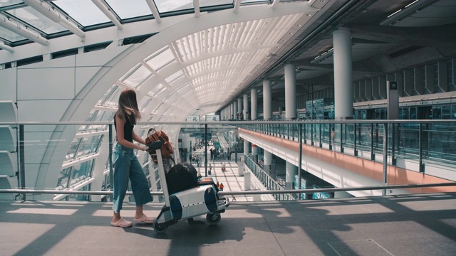 飞机上的乘客步行把行李拖到登机口。在旅客大厅视频素材