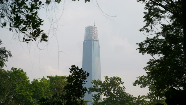 白天时分吉隆坡市中心著名的最高建筑，俯瞰4k马来西亚全景视频素材