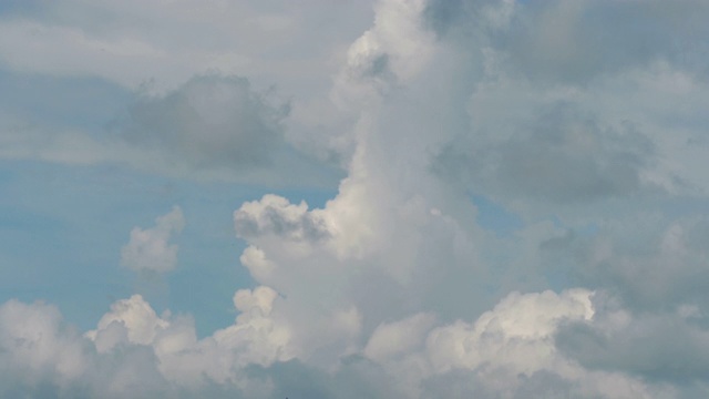 在下雨。蓝天和延时云。视频素材