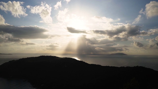 日出时间随着阳光从山顶穿过云层而流逝视频素材