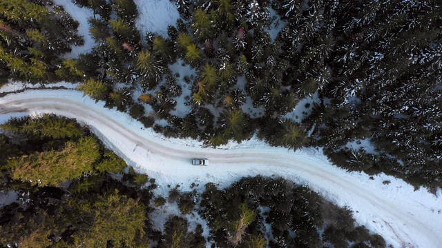 空中右:汽车在白雪覆盖的道路上通过绿色，雪域森林-斯诺夸尔米，华盛顿视频素材