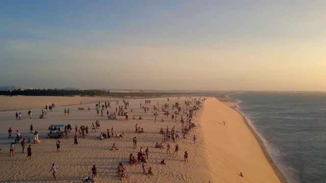 航拍:巴西，Jericoacoara, Beautiful Blue Ocean，令人惊叹的沙丘上的人们视频素材