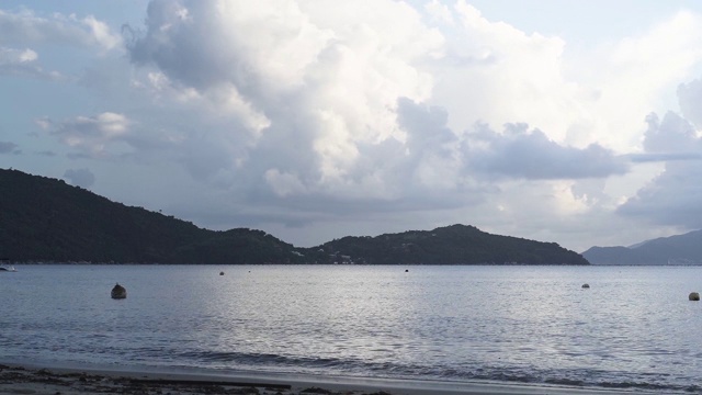 海滩时间流逝与云移动和山的背景视频素材