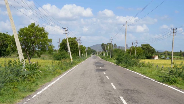 村子里的一条废弃的路视频素材