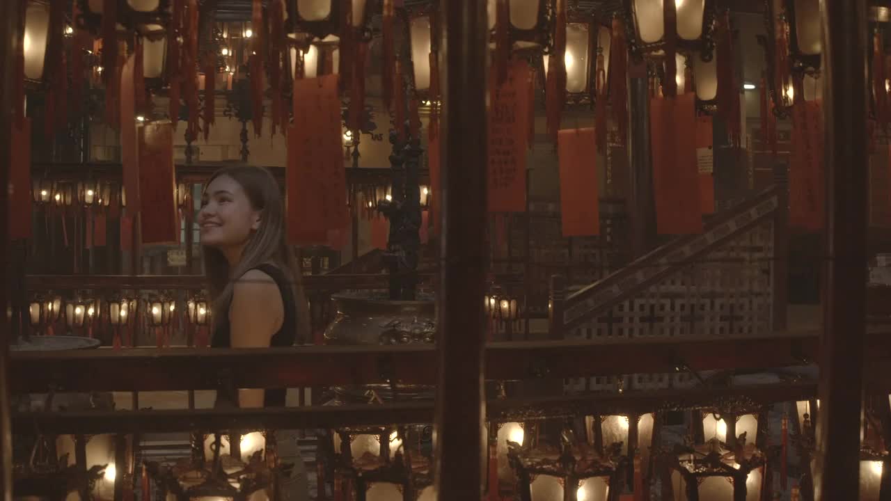 女性游客来到文武寺，香港视频素材