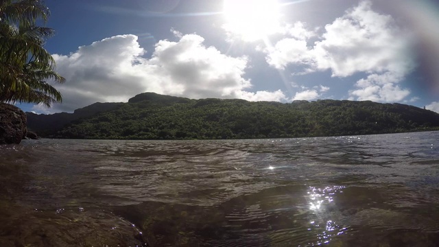 大海，泻湖前面有一座山视频素材