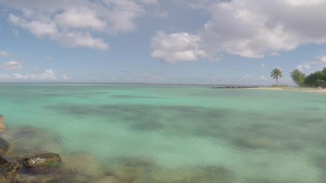 大海，泻湖前面是一个有树的岛屿视频素材