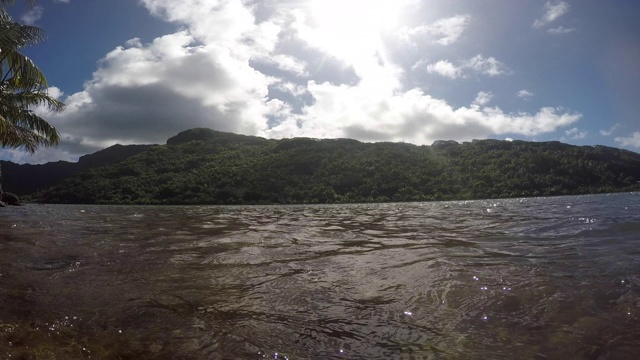 大海，泻湖前面有一座山视频素材