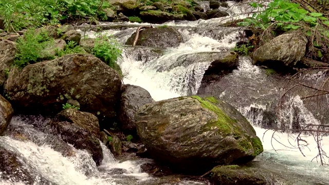 山间汹涌的河流视频素材