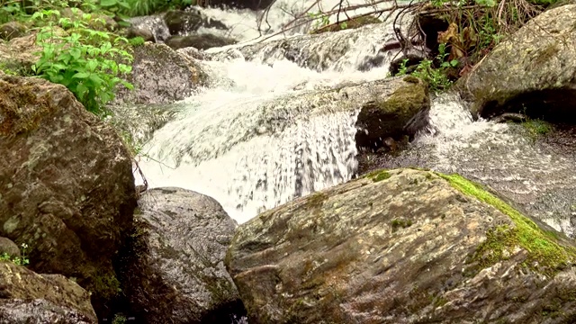 山间汹涌的河流视频素材