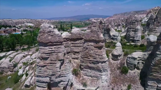 鸟瞰图与岩石，植物开放的景观视频素材