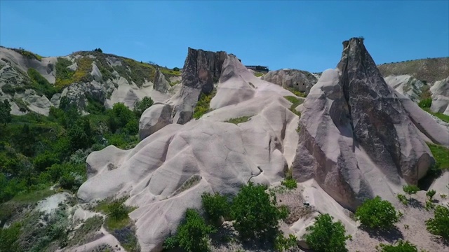 追踪镜头越过山丘和岩石视频素材