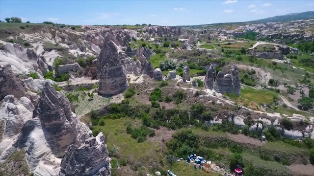 从地面上拍摄的小山和岩石视频素材