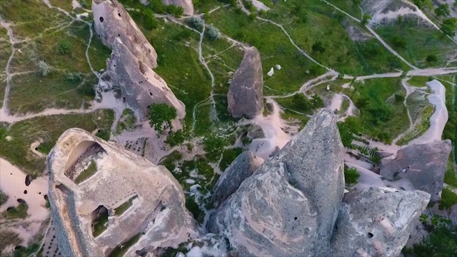 高角度的山丘和有雕刻的大岩石视频素材