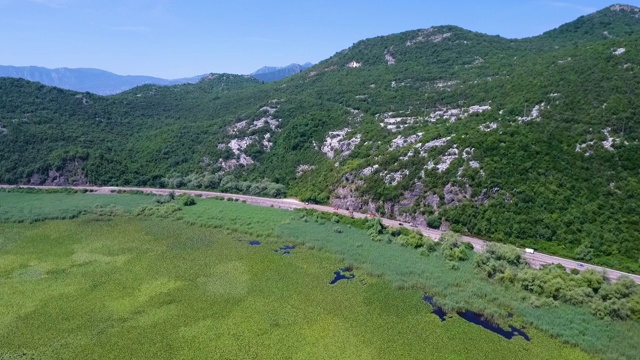 航拍弯曲的山路视频素材