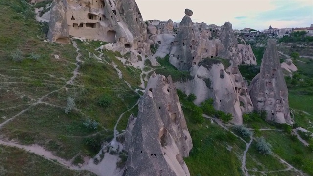 鸟瞰图的山和建筑物雕刻在山上视频素材