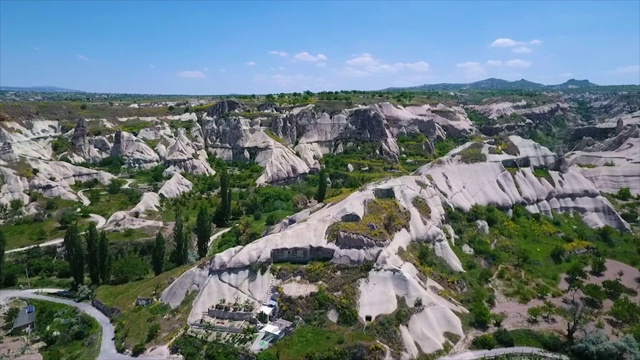 空中拍摄的山丘和崎岖的地形视频素材