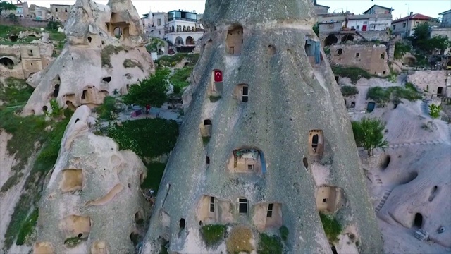 鸟瞰图的城镇边缘陡峭的小山视频素材