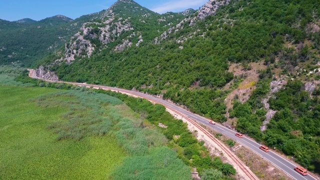 从空中拍摄沿公路行驶的车辆视频素材