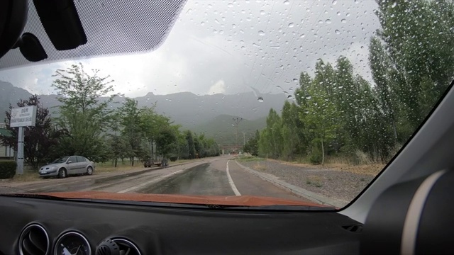 在雨天开车视频素材