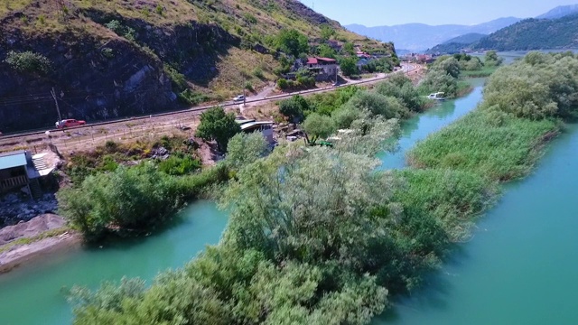 在沼泽和建筑物周围跟踪射击视频素材