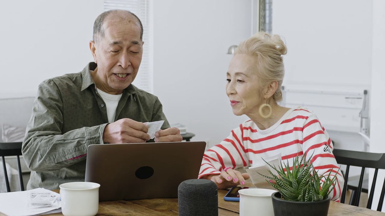 日本夫妇管理家庭财务视频素材