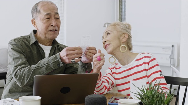 管理家庭财务的资深日本夫妇视频素材