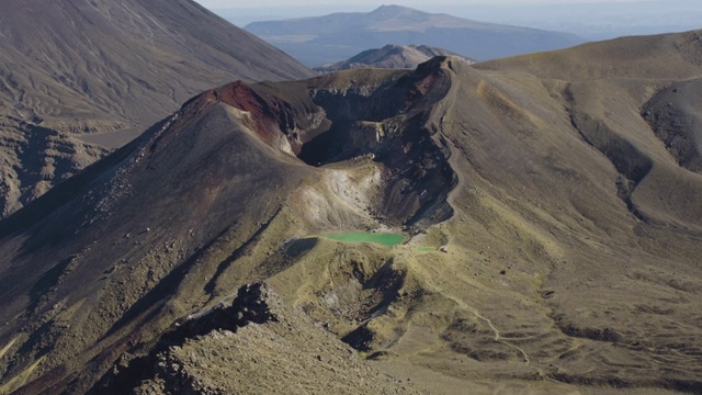 以恩格鲁霍山为背景，缩小了汤加里罗山的镜头视频素材