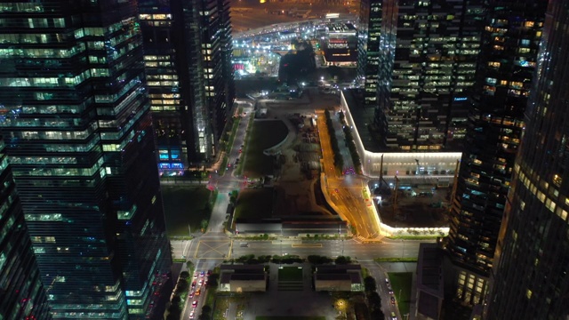 夜间照明新加坡市中心建筑前方航拍全景4k视频素材