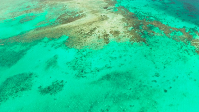 泻湖中清澈的蓝色海水视频素材