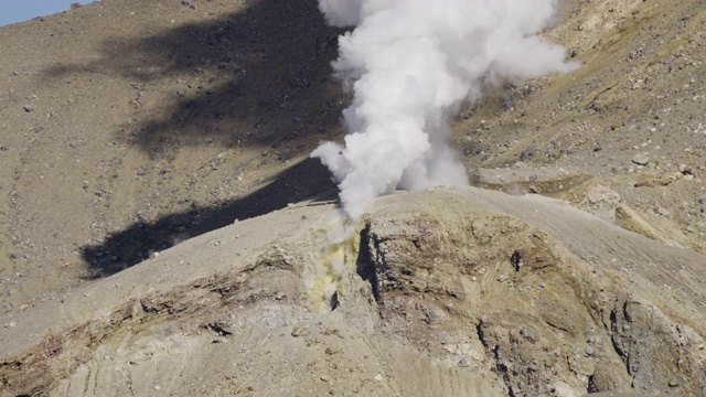 特马里火山口蒸汽喷口的轨道照片视频素材