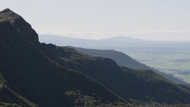 近距离拍摄陡峭的悬崖和山脉在皮汉加风景保护区视频素材