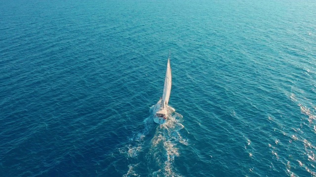 鸟瞰图。游艇在晴朗的日子航行在公海上。海上的帆船视频素材