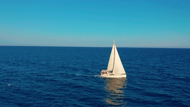 鸟瞰图。游艇在晴朗的日子航行在公海上。海上的帆船视频素材