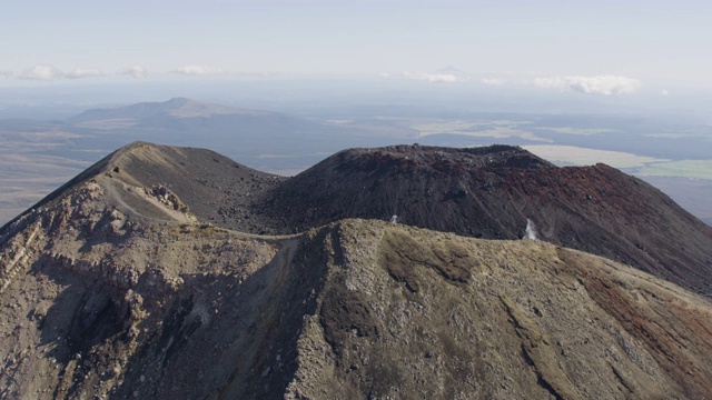 放大拍摄的恩格鲁霍火山火山口视频素材