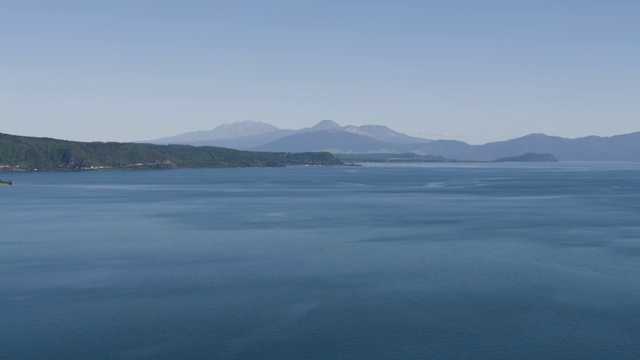 陶波湖岸边的中景视频素材