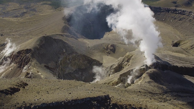 放大拍摄汤加里罗火山冒着热气的火山口视频素材