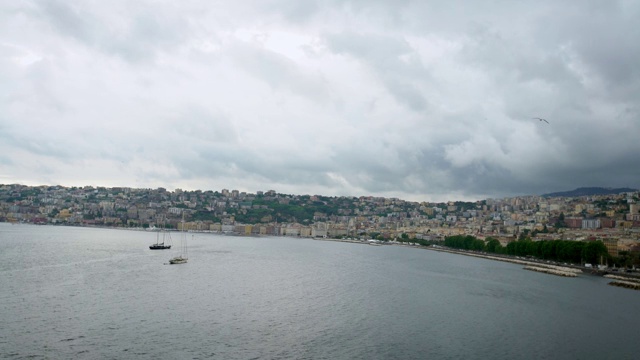 海鸥在地中海上飞翔，以那不勒斯为背景视频素材