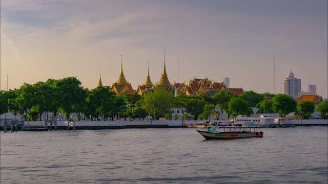 4K，湄南河大皇宫的时间流逝和曼谷河畔的景色。视频素材