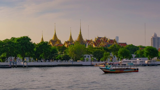 4K，湄南河大皇宫的时间流逝和曼谷河畔的景色。视频素材