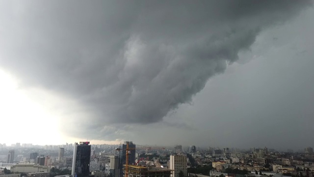 暴风雨席卷了整个城市。城市上空乌云密布，电闪雷鸣。雷雨笼罩着这座城市。视频素材