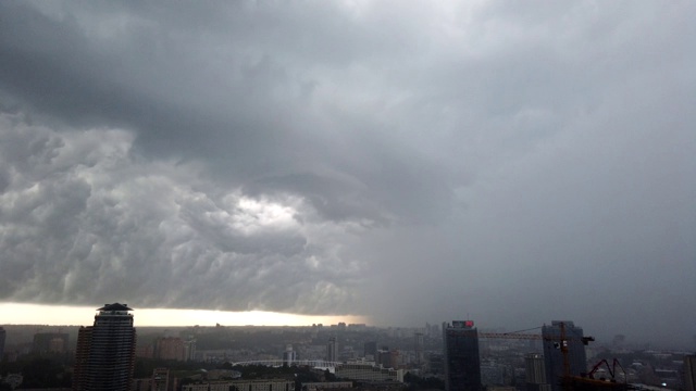 暴风雨席卷了整个城市。城市上空乌云密布，电闪雷鸣。雷雨笼罩着这座城市。视频素材