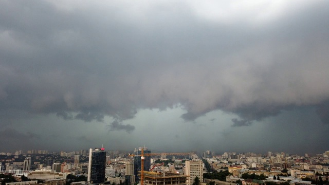 暴风雨席卷了整个城市。城市上空乌云密布，电闪雷鸣。雷雨笼罩着这座城市。视频素材