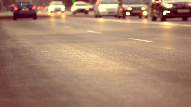 夜间道路交通活跃，车辆开着灯通行视频素材