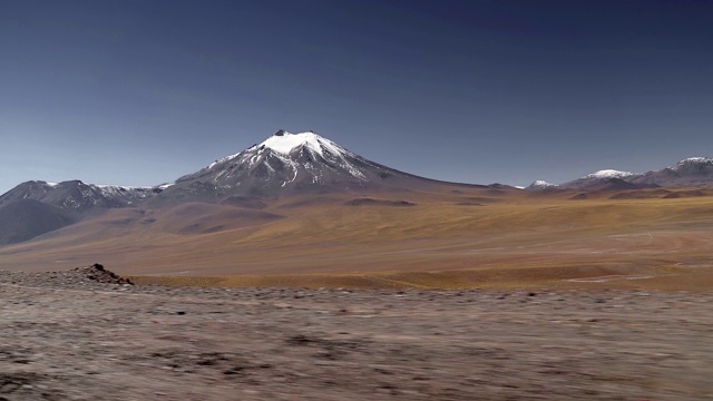 阿塔卡马地区的大型火山，就在路边视频素材