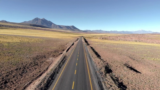 航拍的阿塔卡马沙漠道路视频素材