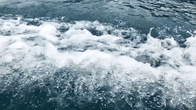 慢镜头中，海水在海面上飞溅视频下载