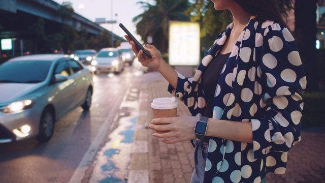 年轻女子用智能手机请求和等待优步视频素材