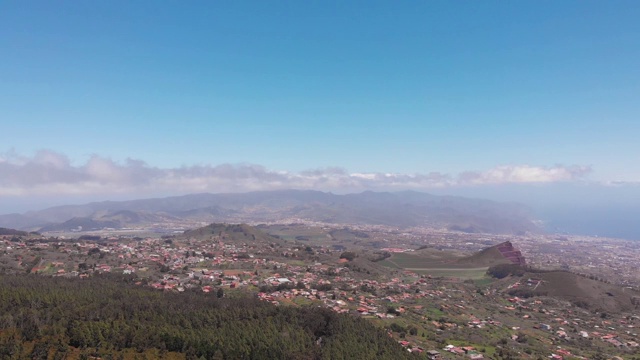 空中静态视图-山谷和遥远的山脉，云和海洋，特内里费，西班牙视频素材