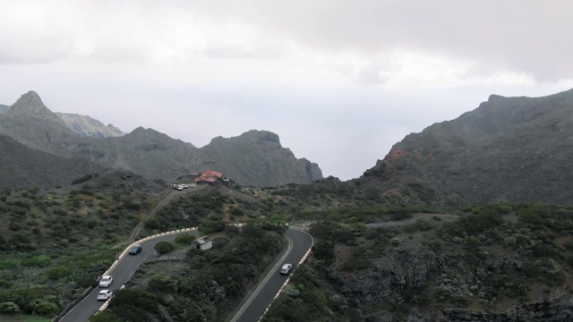 俯视图的转弯在山区，其中驾驶汽车。困难的蛇形。视频素材